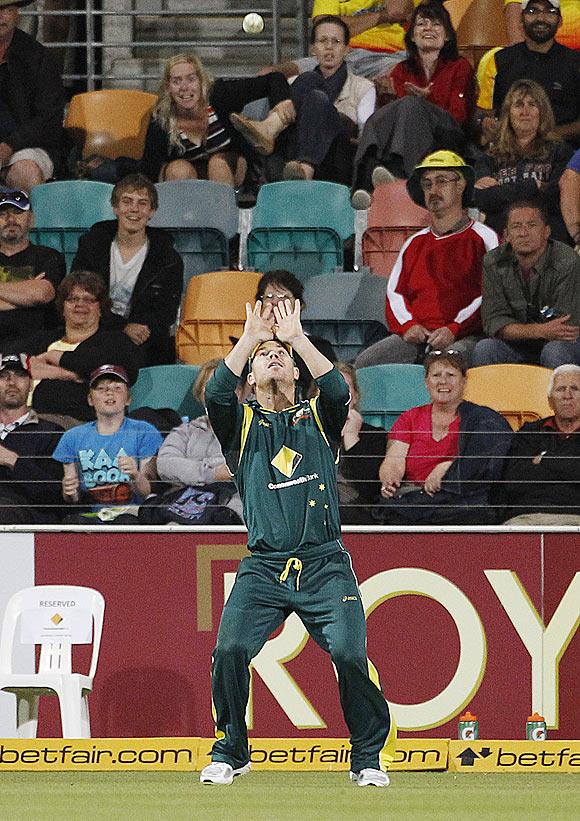 David Warner takes a catch in the deep to dismiss Angelo Mathews