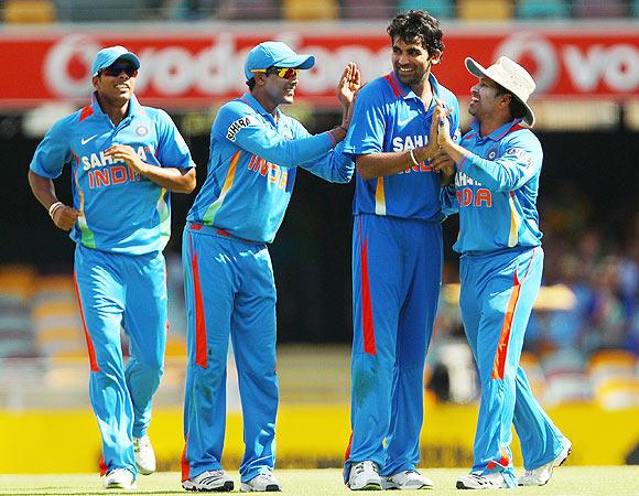 India aim to stay afloat, battle Oz in crucial tie