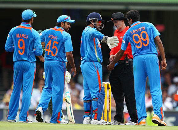 MS Dhoni and his team appeal to Billy Bowden