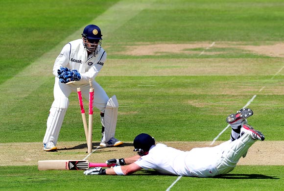 Ian Bell tries to make his ground as Mahendra Singh Dhoni breaks the stumps