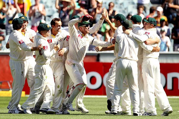Dravid applauds the Australian bowlers