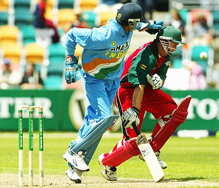 Rahul Dravid of India collides with Grant Flower of Zimbabwe