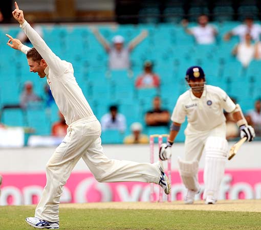 Tendulkar's wicket causes mini collapse