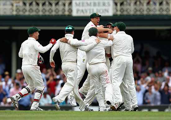 Australian players celebrate after winning the second Test in Sydney