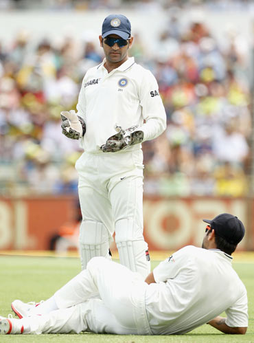 MS Dhoni (top) of India looks down at team mate Virat Kohli after Kohli dropped a catch from David Warner of Australia during day two of the Third Test