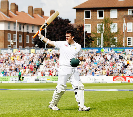 Graeme Smith of South Africa acknowledges the crowd after his dismissal during day 3 of the 1st Investec Test Match between England and South Africa at The Kia Oval