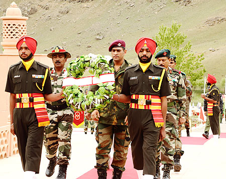 Dhoni's Kargil visit big morale booster for troops