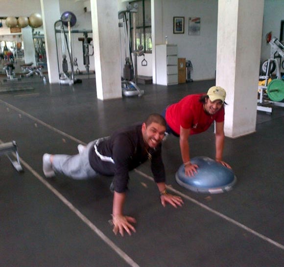 Yuvraj Singh trains in the gym with team-mate Ishant Sharma