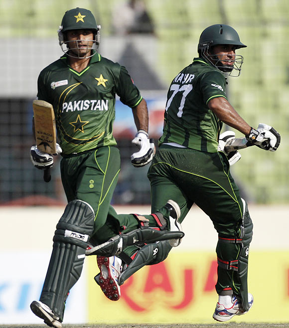 Pakistan's Mohammad Hafeez (left) and Nasir Jamshed run between the wickets