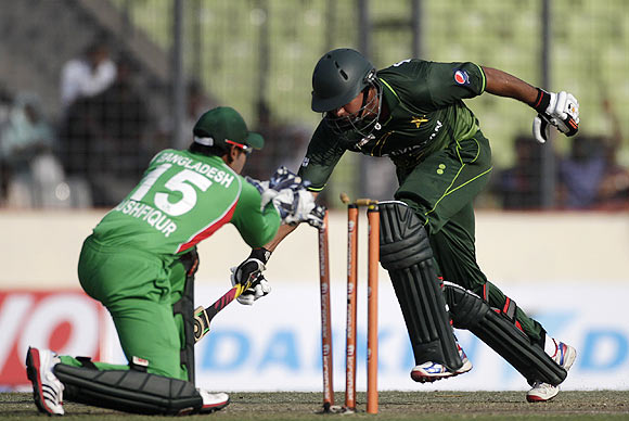 Bangladesh's wicketkeeper and captain Mushfiqur Rahim (left) runs out Pakistan's Nasir Jamshed
