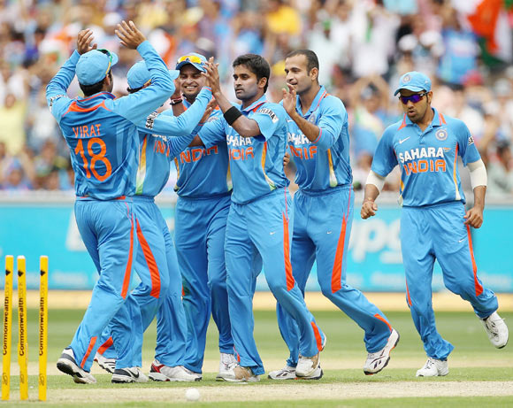 Vinay Kumar of India celebrates with team mates