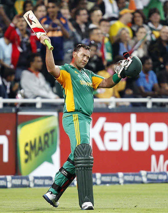 Jacques Kallis acknowledges the crowd after being dismissed