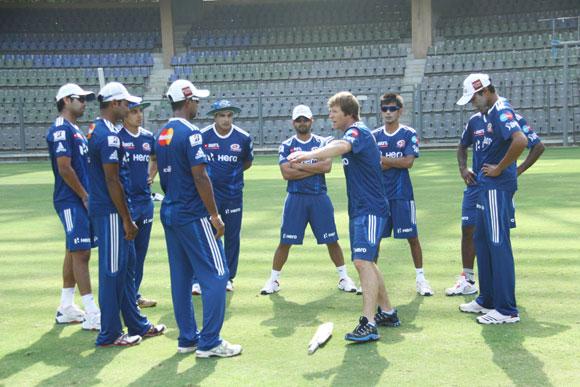 Kolkata look to arrest slide against Mumbai