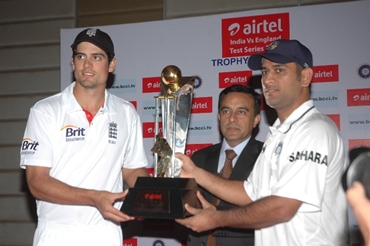 Anant Arora, CEO Bharti Airtel, Gujarat, and India and England captains M S Dhoni and Alastair Cook unveil the trophy for the Airtel India-England Test series