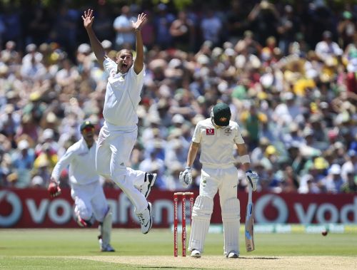 South Africa's Rory Kleinveldt (C) makes an unsuccessful appeal for the wicket of Australia's Michael Clarke (R)