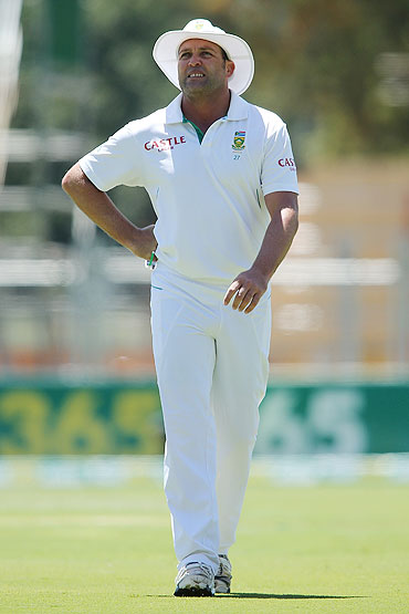 Jacques Kallis of South Africa leaves the field after suffering an injury on Day one of the 2nd Test at Adelaide Oval on Thursday