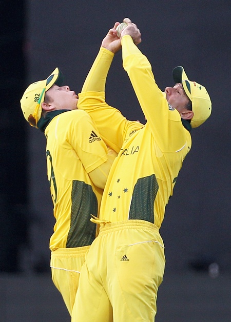 Ricky Ponting collides with teammate Steve Smith