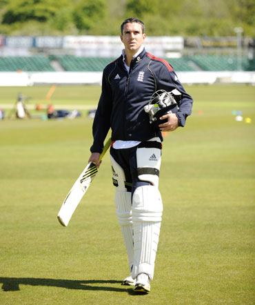 Pietersen in new ECB deal, to return to England team