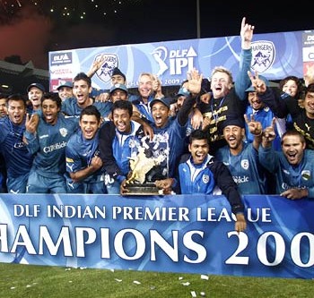 Gilchrist with the victorious Deccan Chargers team in the second edition of the IPL