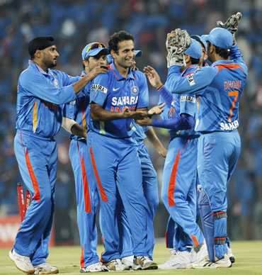 India's Irfan Pathan (C) celebrates with teammates after taking the wicket of New Zealand's Martin Guptill during their second Twenty20 cricket match in Chennai