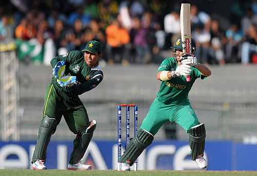 Kamran Akmal of Pakistan looks on as JP Duminy of South Africa bats during the Super Eight match between Pakistan and South Africa