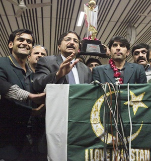 Pakistan Cricket Board chairman Zaka Ashraf (second left) with Misbah ul Haq (left) and Mohammad Hafeez