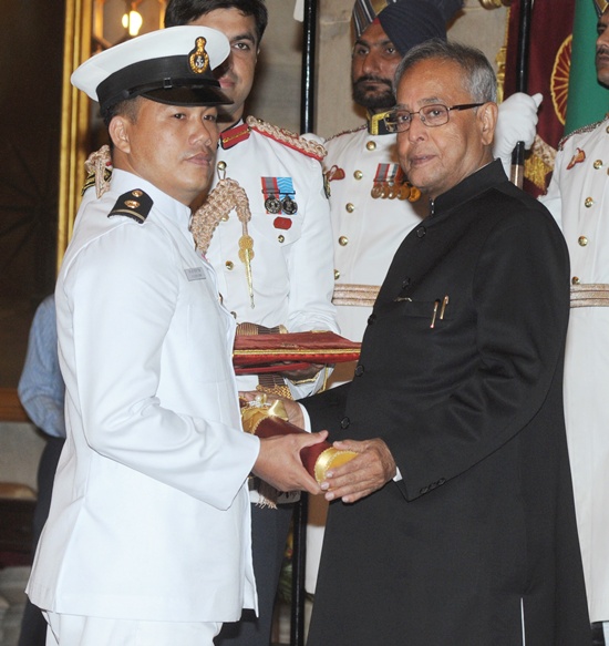 Dingko Singh receives the Padma Shri from President Pranab Mukherjee in 2013