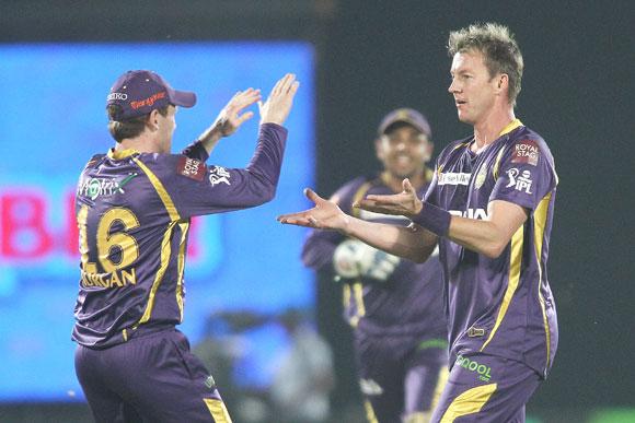 Eoin Morgan congratulates his Kolkata Knight Riders' teammate Brett Lee for getting rid of Shane Watson of Rajasthan Royals