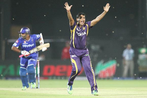 Laxmi Ratan Shukla of Kolkata Knight Riders appeals successfully for the wicket of Stuart Binny of Rajasthan Royals