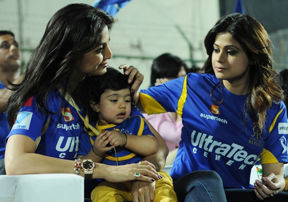 Shilpa Shetty with his son Viaan Raj Kundra and sister Shamita Shetty