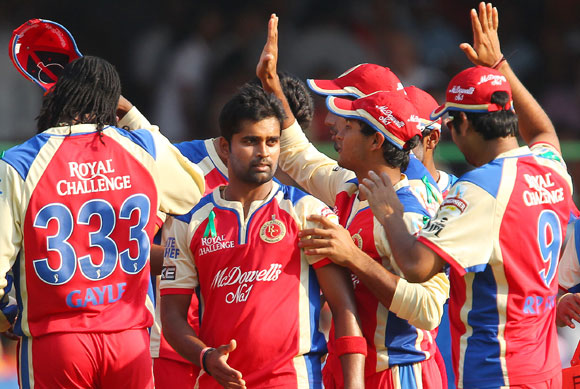 Vinay Kumar celebrates the wicket of Jacques Kallis