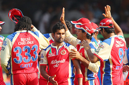 Vinay Kumar celebrates with teammates
