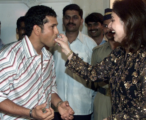 Anjali Tendulkar (right), feeds cake to Sachin Tendulkar