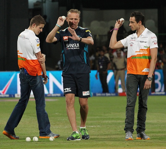PHOTOS: Force India drivers turn bowlers at IPL