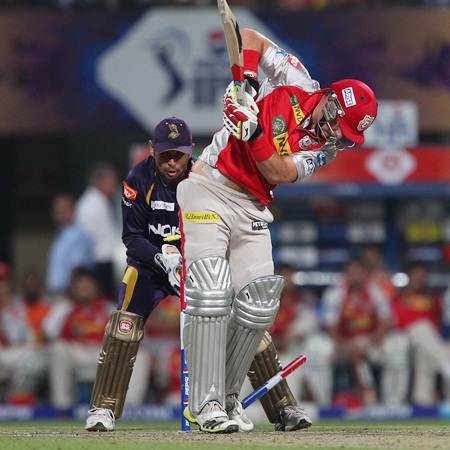David Miller looks behind and finds the stumps disturbed