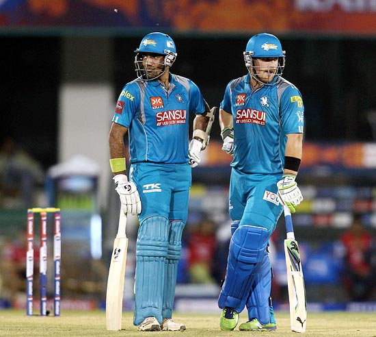 Robin Uthappa (left) with Aaron Finch