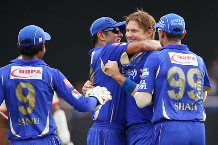Rahul Dravid congratulates Shane Watson after he dismissed Gayle