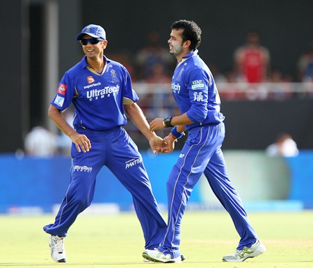 Sreesanth is congratulated by Rabhul Dravid after dismissing De Villiers