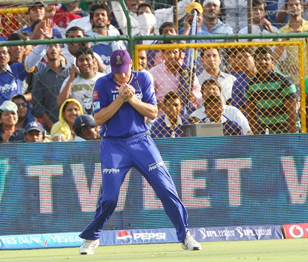James Faulkner catches Virat Kohli at long-on