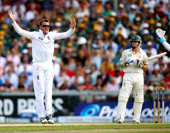 Graeme Swann celebrates after trapping Chris Rogers leg before wicket