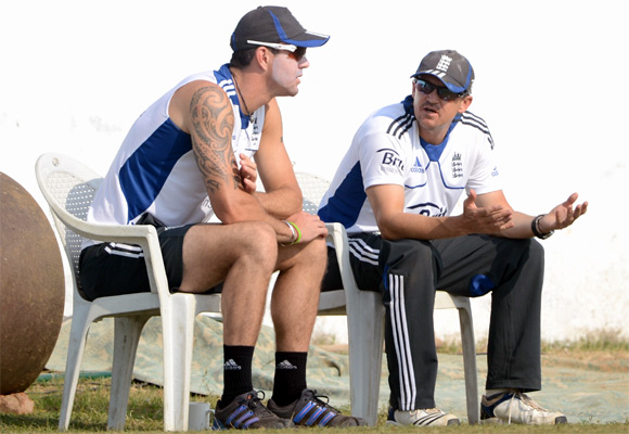 England coach Andy Flower speaks with Kevin Pietersen