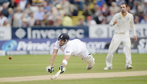  Kevin Pietersen of England dives back into his crease to avert a run-out on Day 3 of the 4th Ashes Test in Chester-le-Street, on Sunday