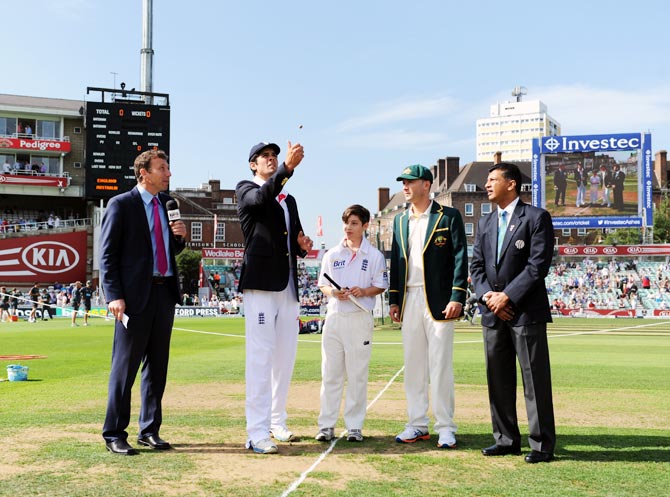 England captain Alastair Cook tosses the coin, watched by Australia captain Michael Clarke ahead of the fifth Ashes Test