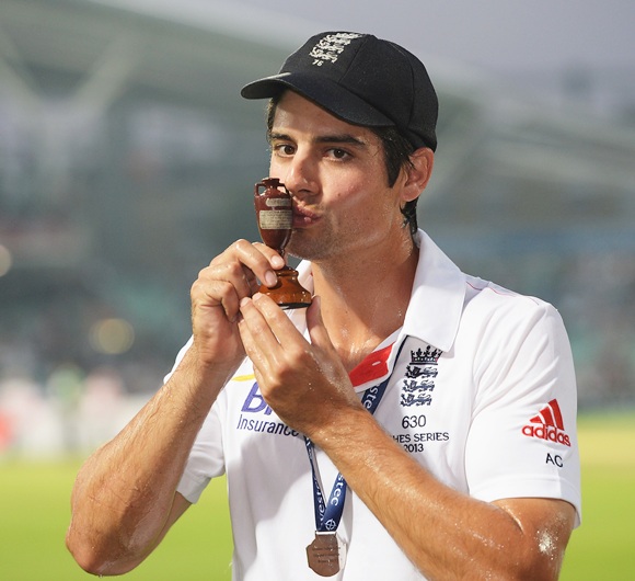 Alastair Cook of England kisses the urn after winning the Ashes