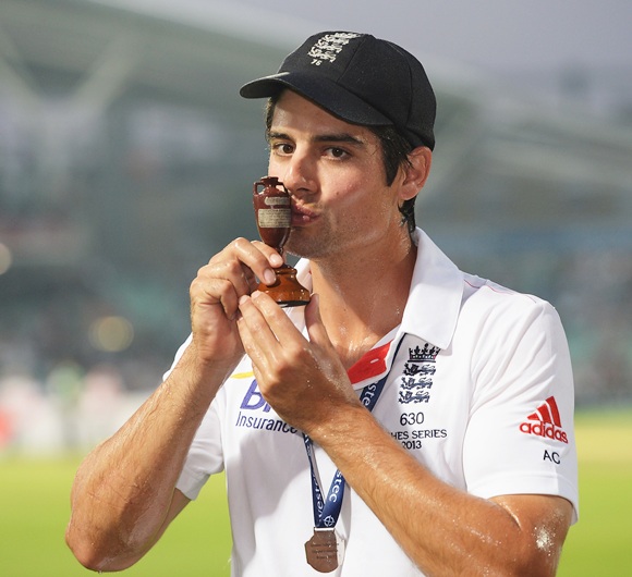 Alastair Cook kisses the Ashes urn