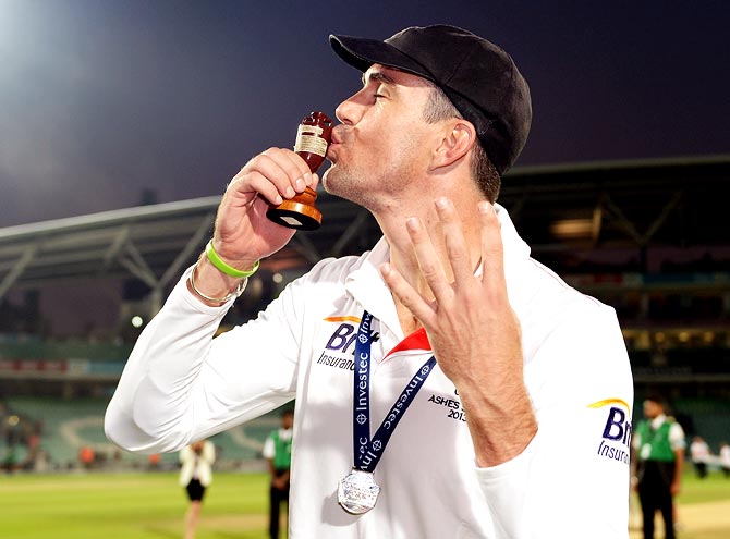 Kevin Pietersen kisses the Ashes urn
