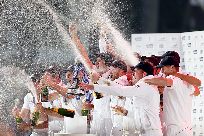  England's captain Alastair Cook lifts the replica Ashes urn and celebrates with teammates after the fifth Ashes Test ended in a draw and England won the series 3-0 at the Oval cricket ground in London on Sunday