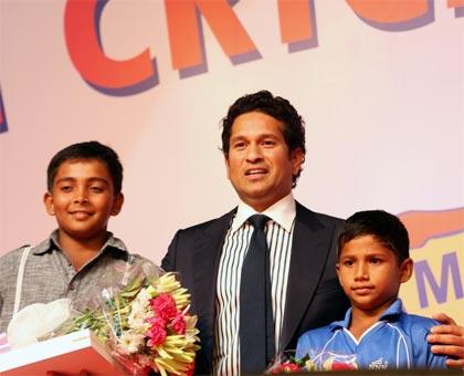 Sachin Tendulkar (centre) with Prithvi Shaw (left) and Musheer Khan