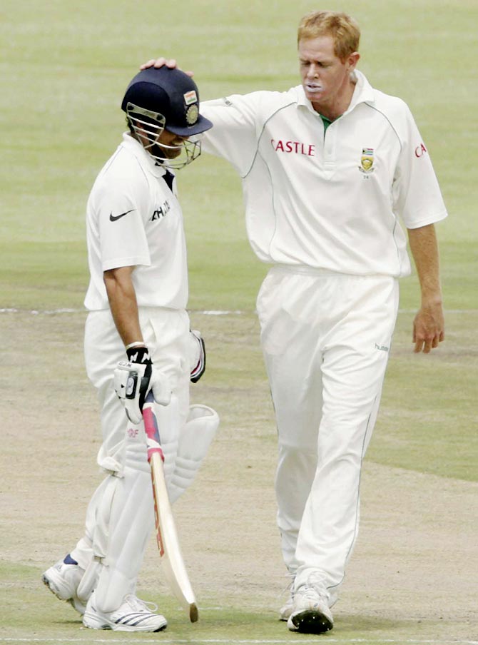 Shaun Pollock (right) chats to Sachin Tendulkar during the third Test at the Sahara Park Newlands Stadium in Cape Town, on January 3, 2007. 