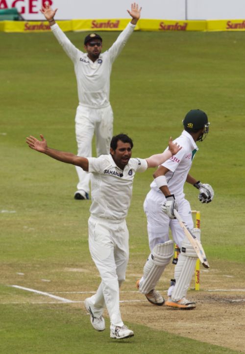 Mohammad Shami appeals unsuccesfully for the wicket of Robin Petersen
